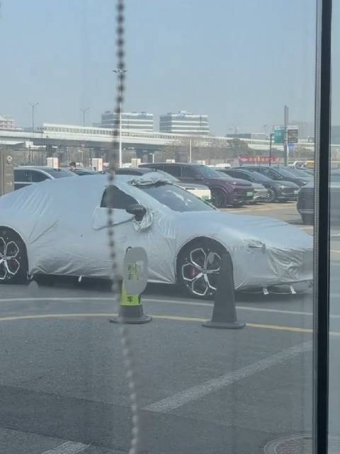 小米SU7新配色及轮毂到店展示