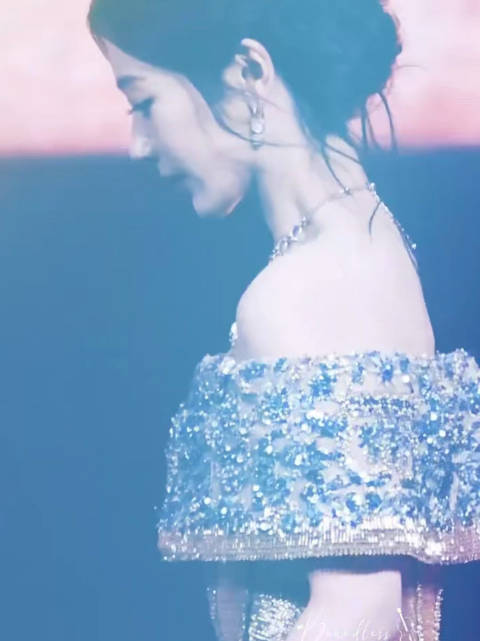 杨紫微博之夜上台领奖直拍，金色华丽的礼服缀满蓝色钻石，更显高贵典雅气质！