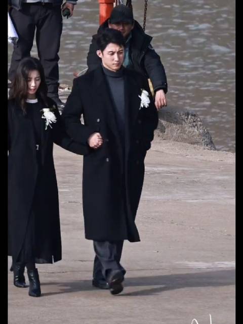 黄景瑜、万鹏《赢风》路透，黄景瑜把万鹏的手踹兜里，大手牵小手