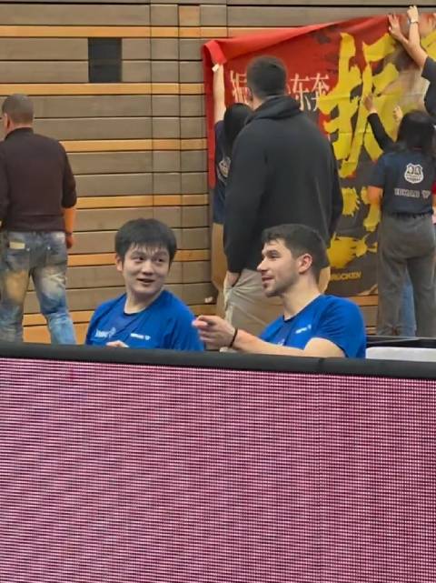 樊振东赛前抢水逗乐弗朗西斯卡