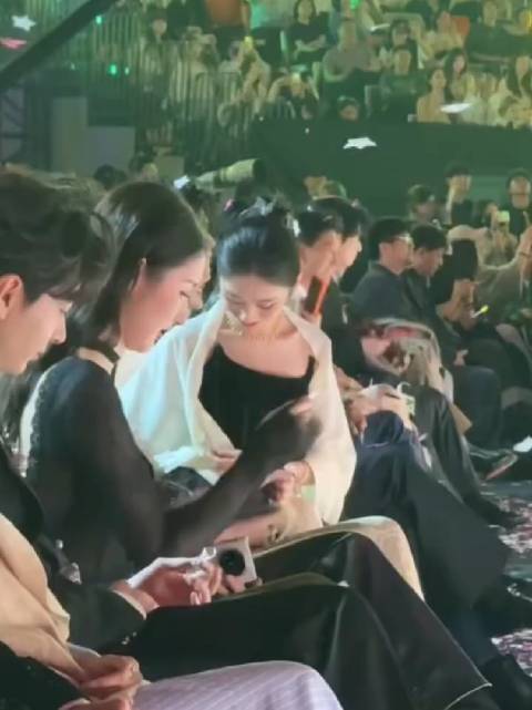 王玉雯和周也星光大赏聊天另一视角