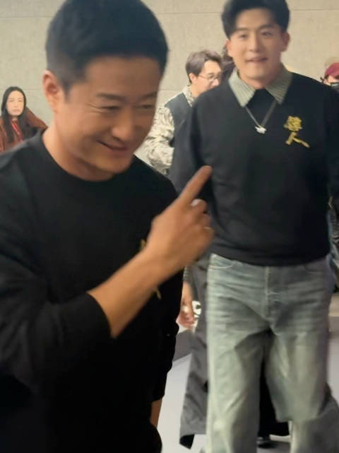 吴京扫楼强调痛恨迟到，镖人组全员就位