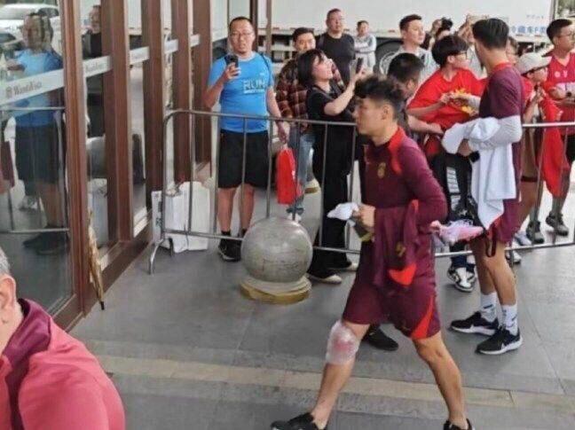 武磊的缺阵会对国足对阵韩国队的战术造成哪些具体影响？