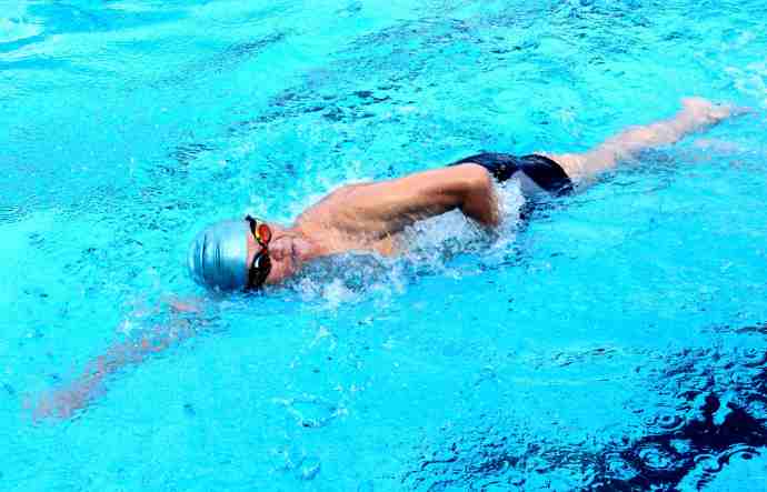 郑则仕为摆脱药物依赖10个月减重70斤完成马拉松