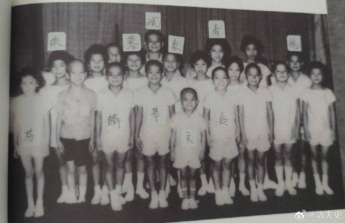 71岁成龙片场宠溺群演：因我苦过，所以想让你们甜