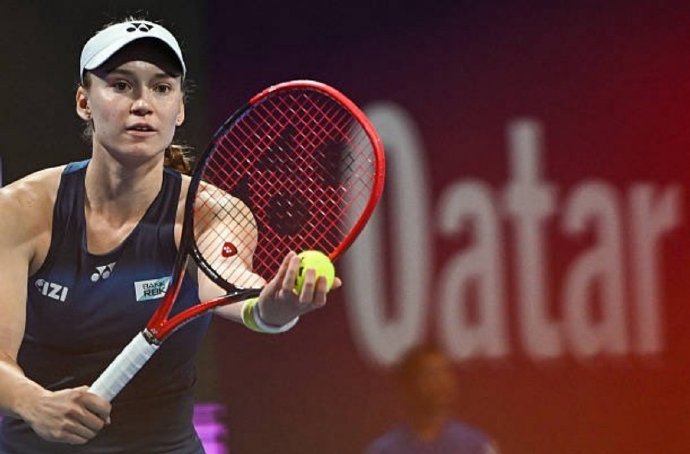 王欣瑜在对阵莱巴金娜时一度领先，最终是因为什么原因被逆转的？