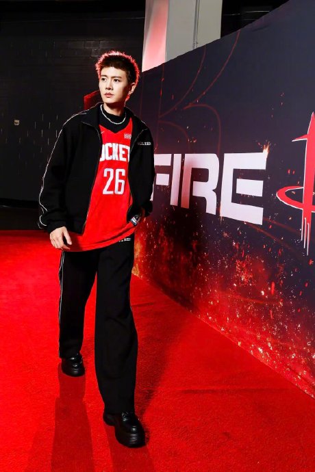 任嘉伦在NBA火箭队主场表演的具体日期和详情是怎样的？