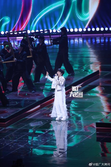 周深在演唱《爱丽丝卿》时忘词，现场如何即兴处理的？