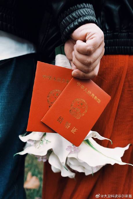 相恋900天！美食博主茜茜&小梁领证，重现陈晓头纱吻