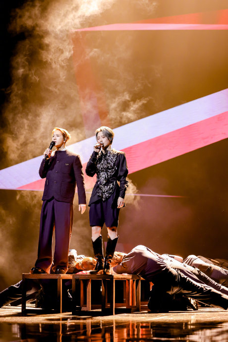 2026年微博之夜上王嘉尔和刘雨昕合作表演的具体细节有哪些？