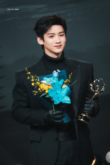 白敬亭微博之夜调整手机静音引称赞