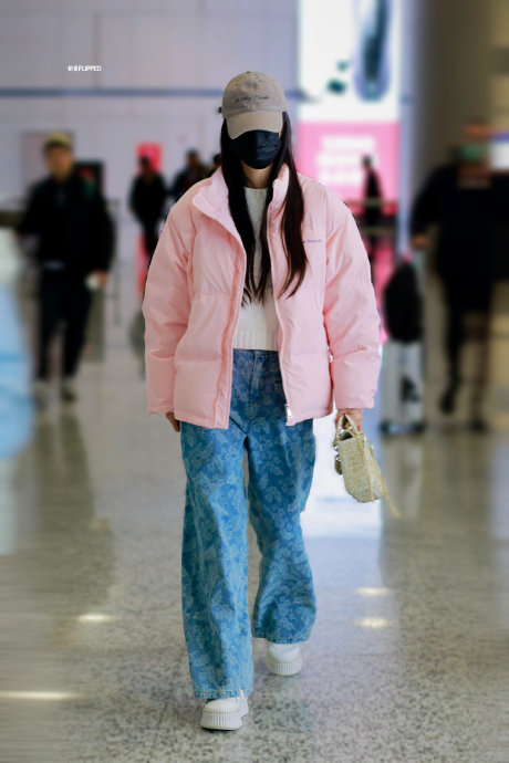 王楚然小年红衣狐耳超萌自拍，原来《成何体统》妖妃私下是段子手？