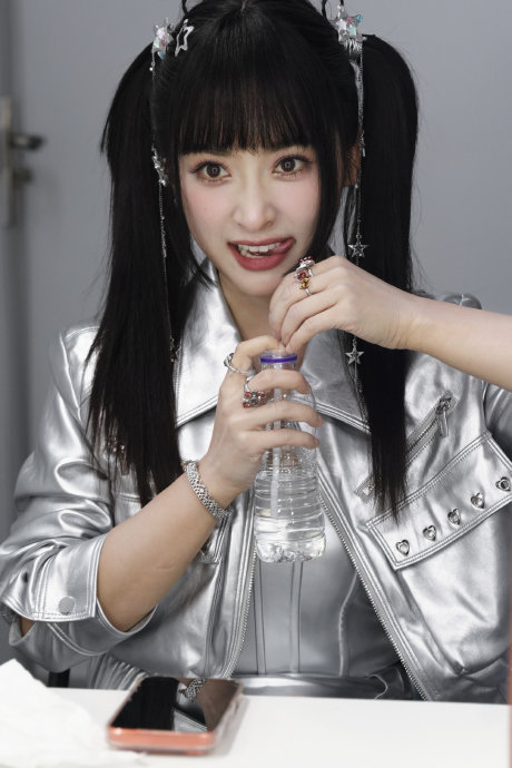 沈月后台化身‘合影刺客’！与陈哲远王玉雯亲密同框萌翻网友