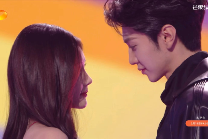 陈哲远一把拽过李一桐对视，眼神拉扯感拉满引全场尖叫！