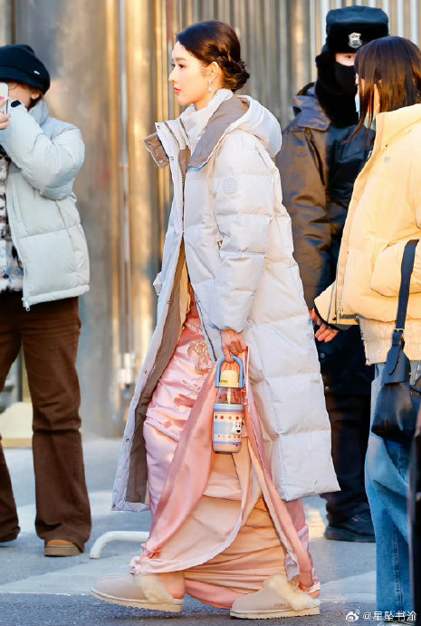 王玉雯在2026年春晚上那条粉色缎面长裙是哪位设计师的作品？