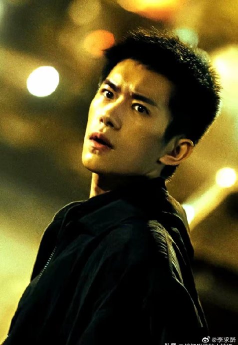易烊千玺在《惊蛰无声》中饰演的角色与《满江红》有何具体不同？