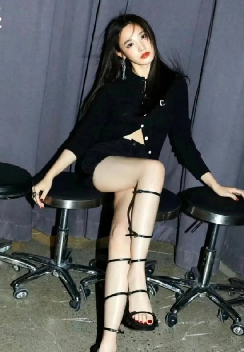 彭小苒漫画身材引爆热议，视觉暴击背后是十年自律