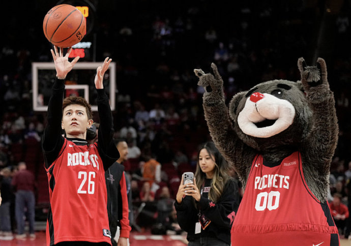 杜兰特：想像你一样帅！任嘉伦NBA圆梦送唐装换签名球衣