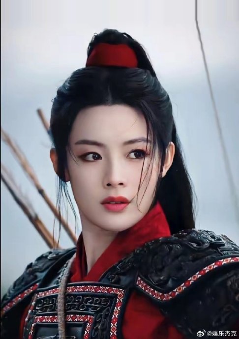 吴京在电影《镖人》中具体如何平衡对新老观众的吸引力？