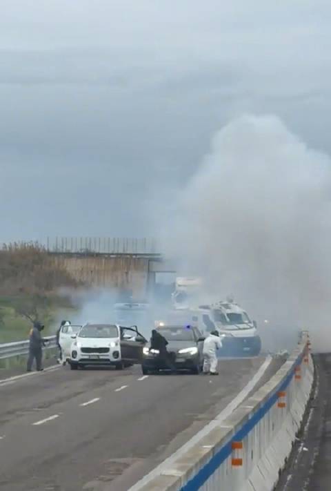 意大利4人点燃卡车拦截装甲车抢劫未遂