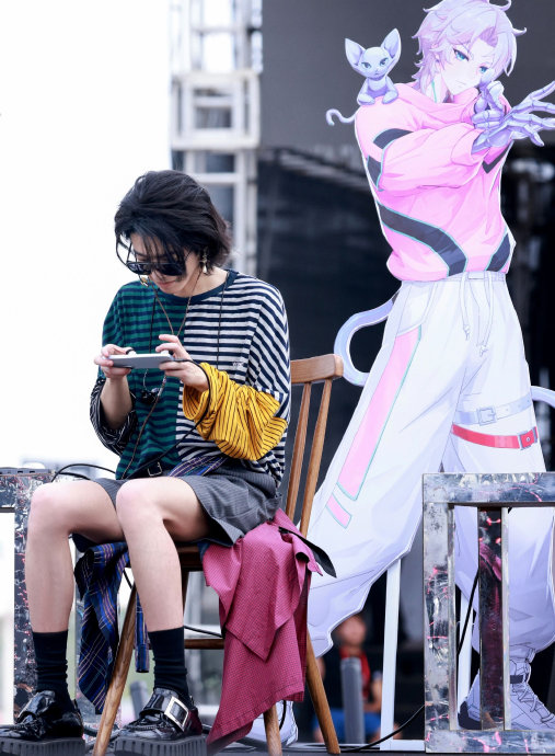 华晨宇为何被粉丝形容为‘不语只一味宠粉’？这种风格是如何形成的？