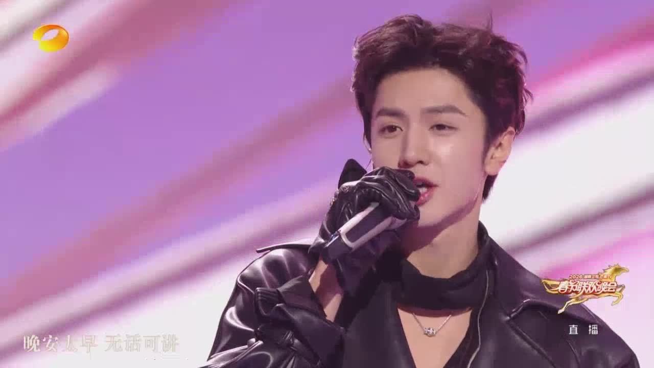 陈哲远《我想要占据你》舞台 陈哲远黑色皮衣+皮手套 好酷的远远