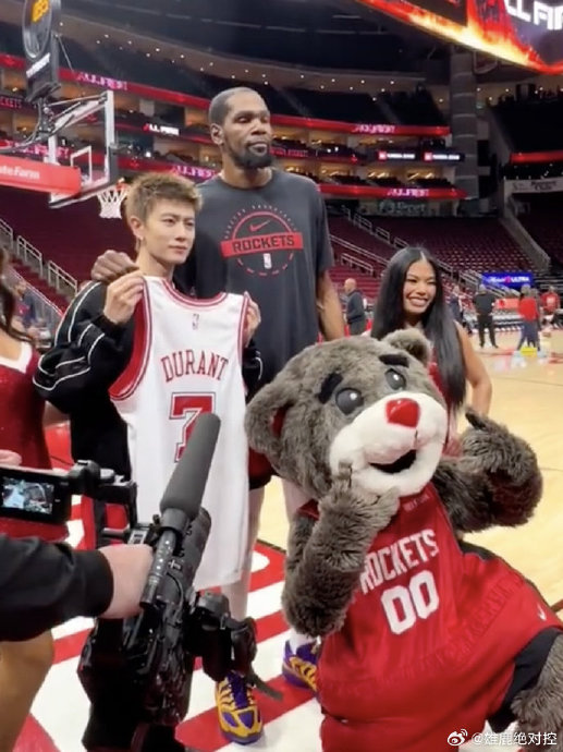 任嘉伦赠送给杜兰特的定制唐装具体是什么样子的？价值如何？