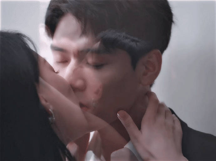 《风过留痕》这场吻戏如何影响了该剧的收视率和网络讨论热度？