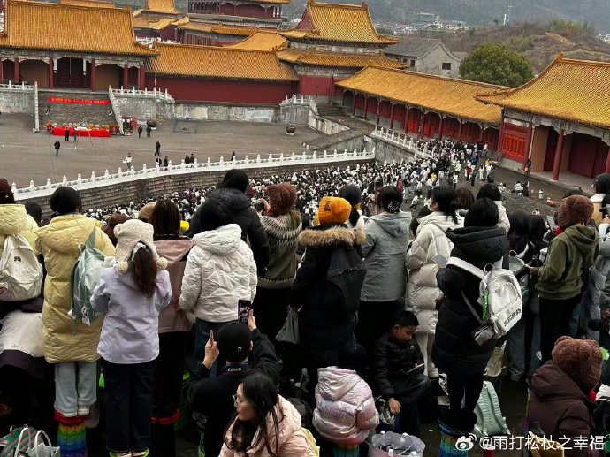 成毅在《两京十五日》杀青现场具体有哪些感人互动细节？