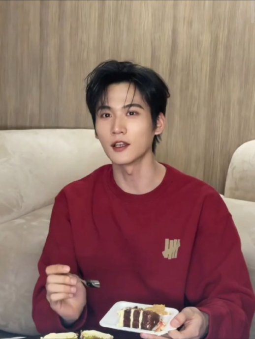 周柯宇带火胡萝卜蛋糕！口感两极，是美味还是黑暗料理？