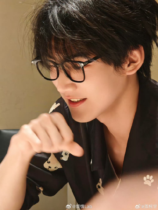 粉丝为何会将杀青或生日蛋糕称为“与周柯宇共享蛋糕”？