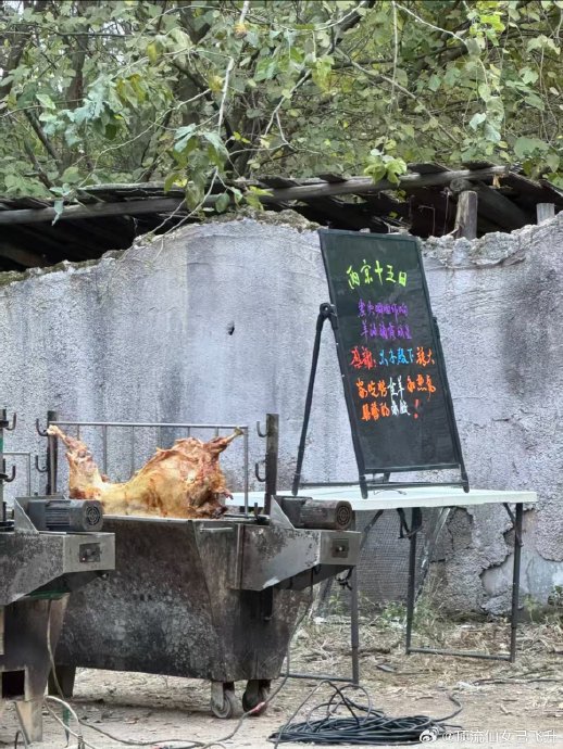 成毅杀青现场再封神！两万粉丝顶寒风呼应“帝王登基”，请全组喝卡车奶茶