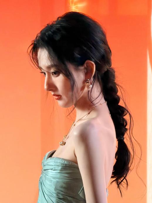 甜妹变飒姐！宋祖儿黑金造型封神，港风美人魅力全开