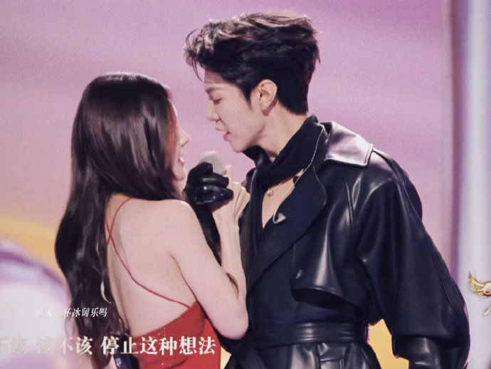 陈哲远和李一桐的舞台互动为何会引发观众如此热烈的‘CP感’讨论？