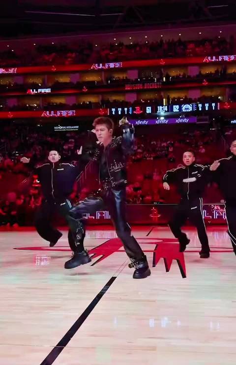 任嘉伦NBA球场首唱新歌，现场音效获赞