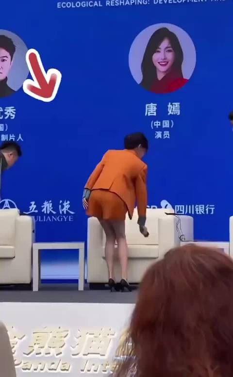 “被超短裙硬控的女星，唐嫣扭成“女字型”，赵露思慌忙捂裙摆……”