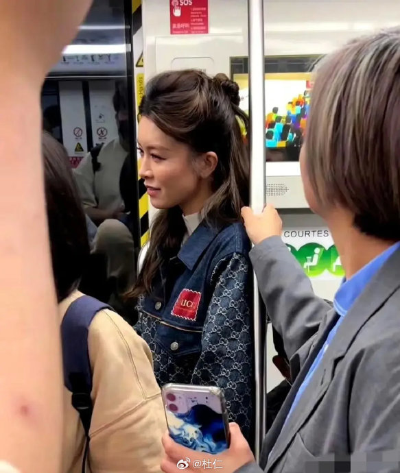 除了黄子华和吴镇宇，还有哪些香港明星保持着乘坐公共交通的朴素习惯？