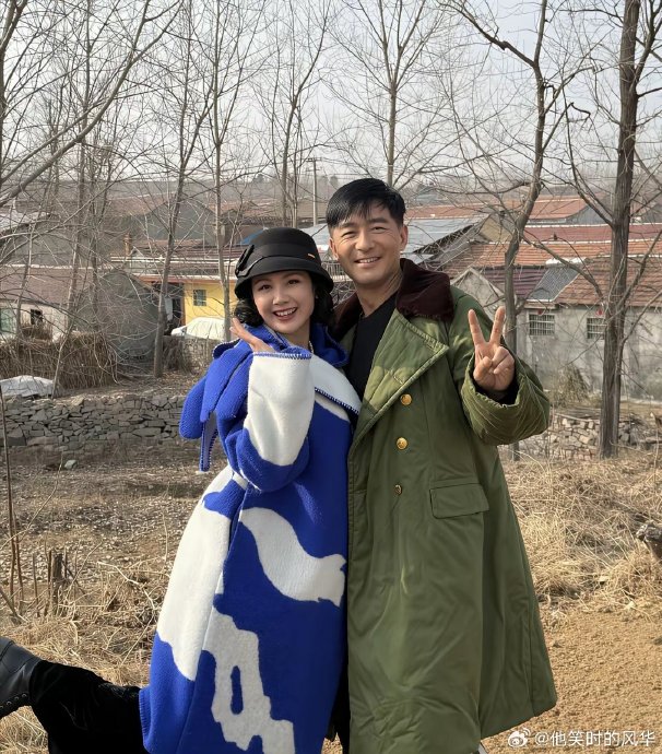 郭晓东程莉莎红袄绿袄赶大集：城里媳妇陪明星丈夫坐拖拉机回山东过年