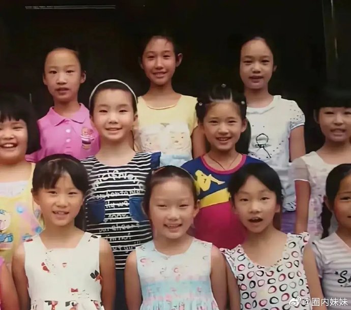 网友热议的赵露思童年旧照和现在的对比图在哪里可以看到？