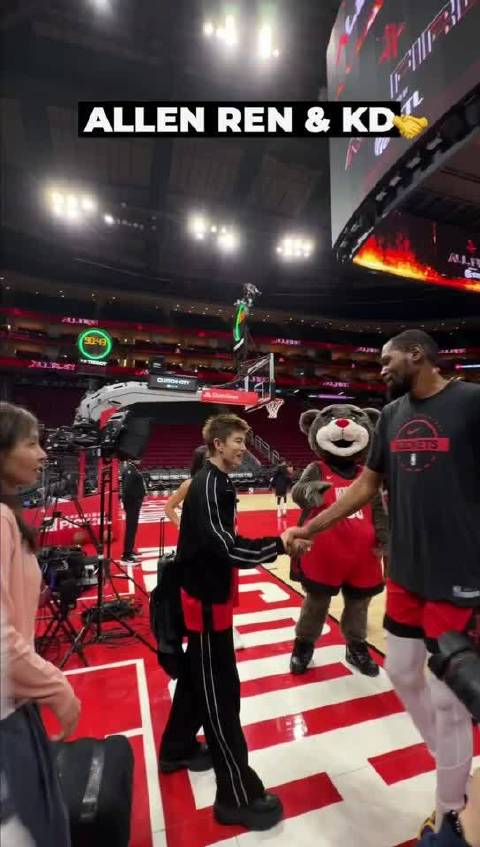 任嘉伦赠杜兰特定制唐装，获赠签名球衣