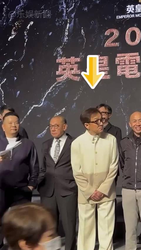 白鹿候场见张凌赫转头，刘耀文社交引关注