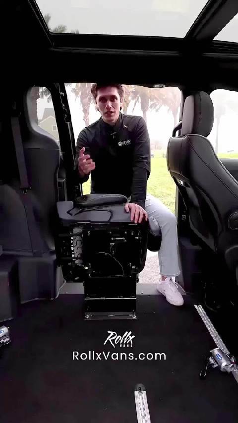 独腿翻折二排座椅亮相，创新设计引MPV用户关注