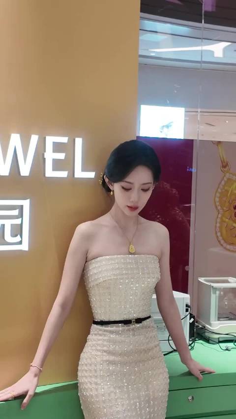 孟子义整理裙装显优雅仪态，综艺表现始终得体