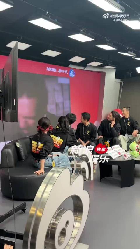 吴京扫楼看早年画面泛泪