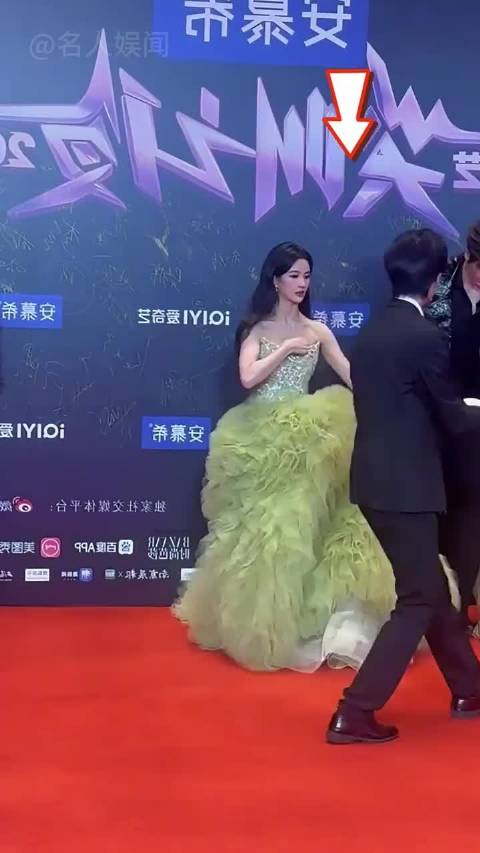 明星被贴脸开大有多崩溃？周冬雨表情三切，雷佳音脸气绿了，肖战见招拆招