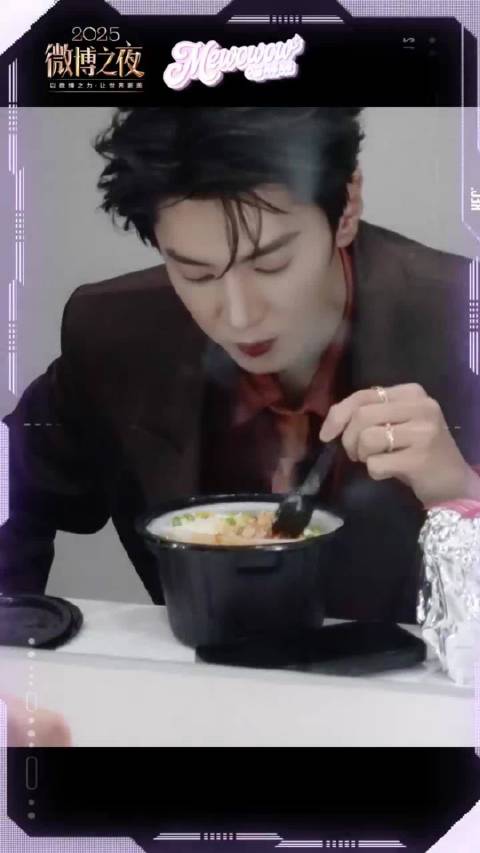 陈哲远微博之夜后台偷吃大米饭，喵娲娲贴心安排