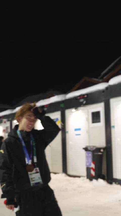 苏翊鸣摘铜牌赠教练佐藤康弘，米兰冬奥师徒温情互动