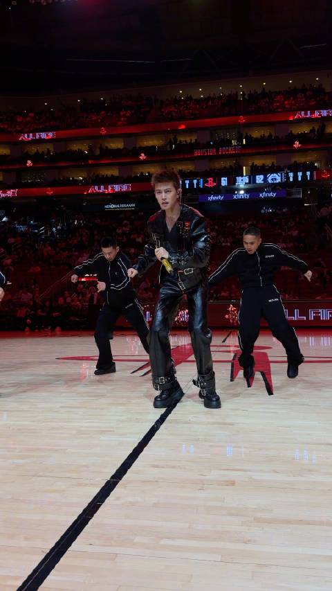 任嘉伦火箭主场献唱钻石光芒引爆休斯顿