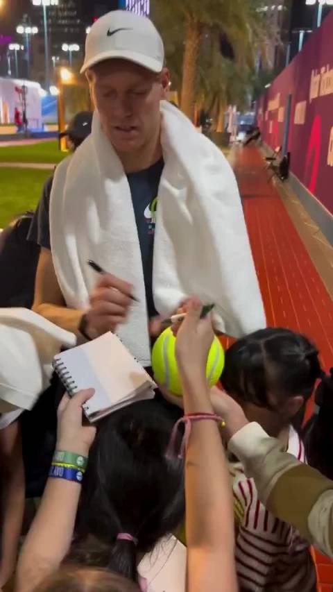 辛纳多哈训练遭小球迷围堵