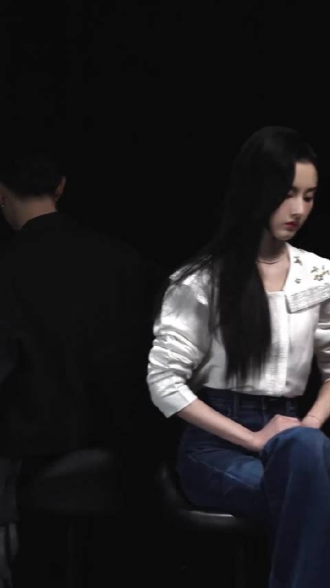 任嘉伦月球俱乐部舞台唱跳未来感十足